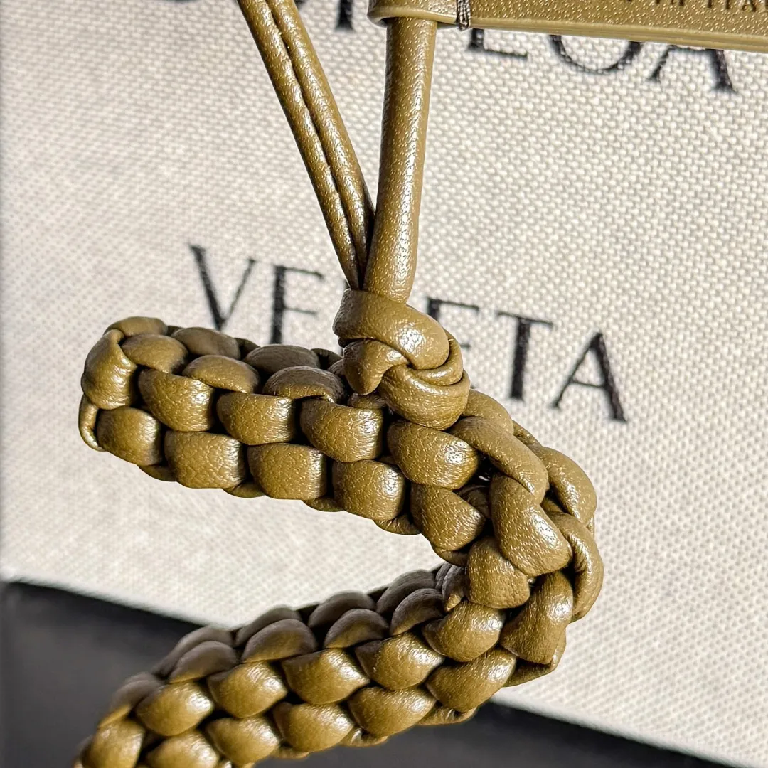 Batch 420 Let’s see what new cute little thing BV has released~ It’s this letter pendant, which is different from the puppy pendant. The weaving of this letter is more three-dimensional, and the material is very solid, and it is not easy to deform even if it is folded. Style number: Z